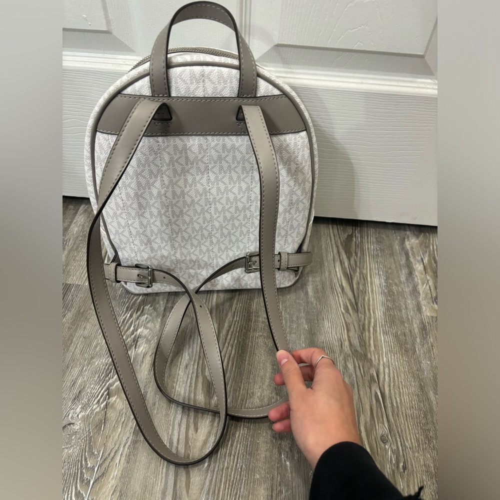 Michael Kors NWT! White and Gray Logo Backpack - Picture 4 of 7